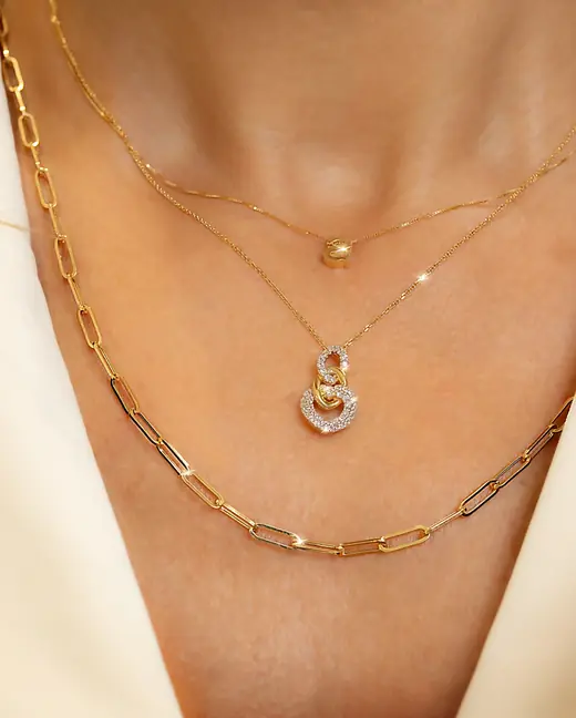 Collares superpuestos con dije de corazones